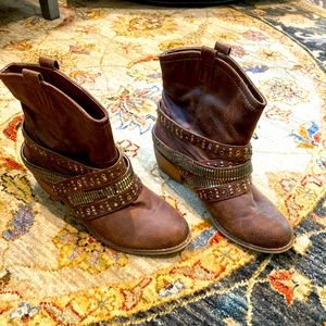 🎉🎉HP🎉🎉Ankle Boots with embellishments